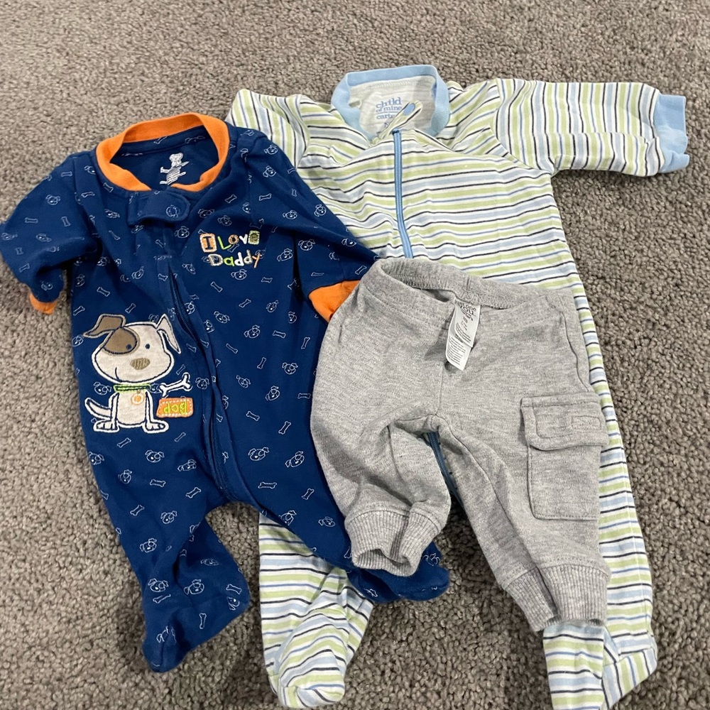 Bundle 3 new born items- 2 zip onesies and pants